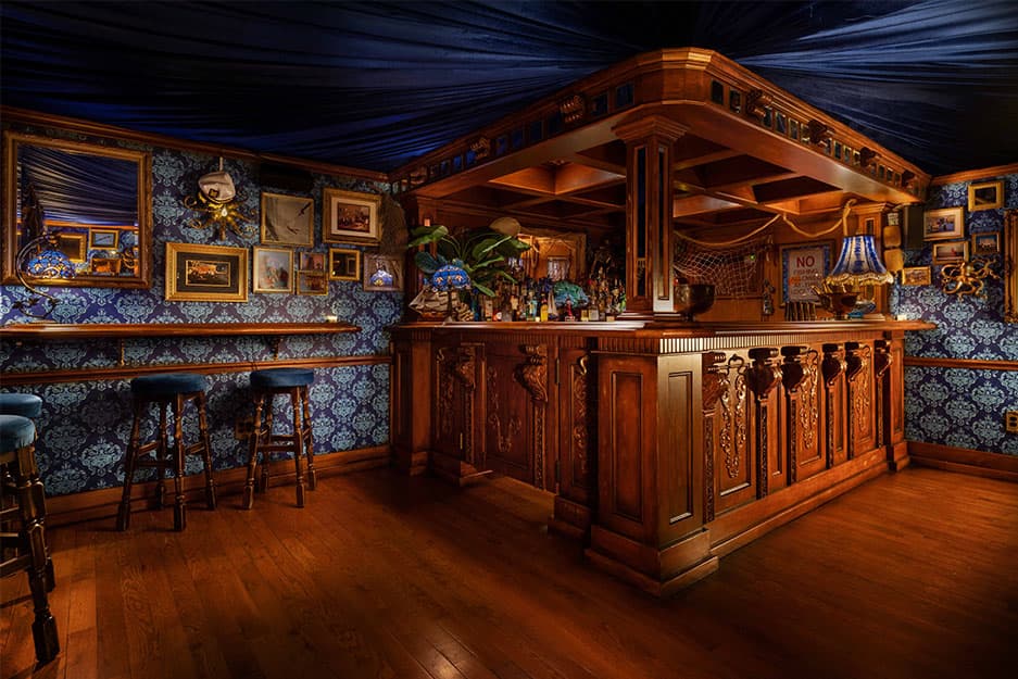 Interior of Pier 17 Yacht Club